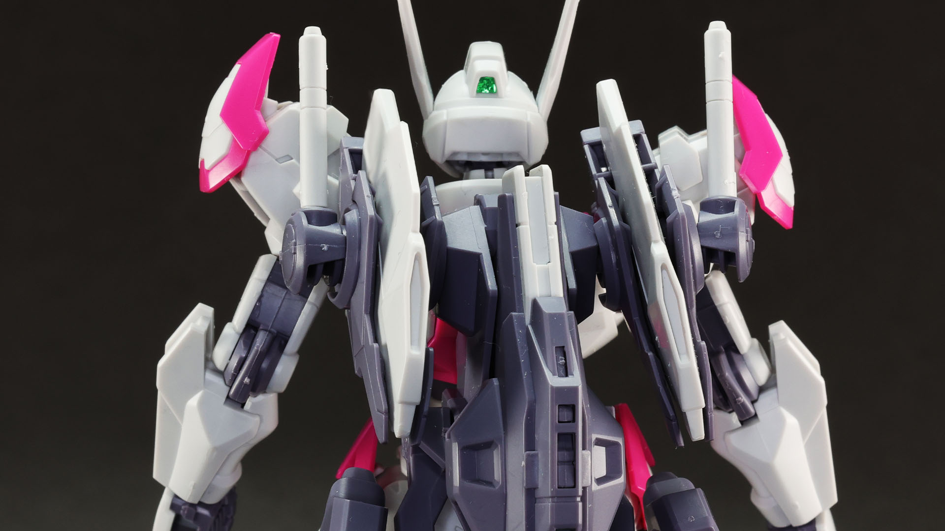 このバックパックには他の兵装も装着できそうです