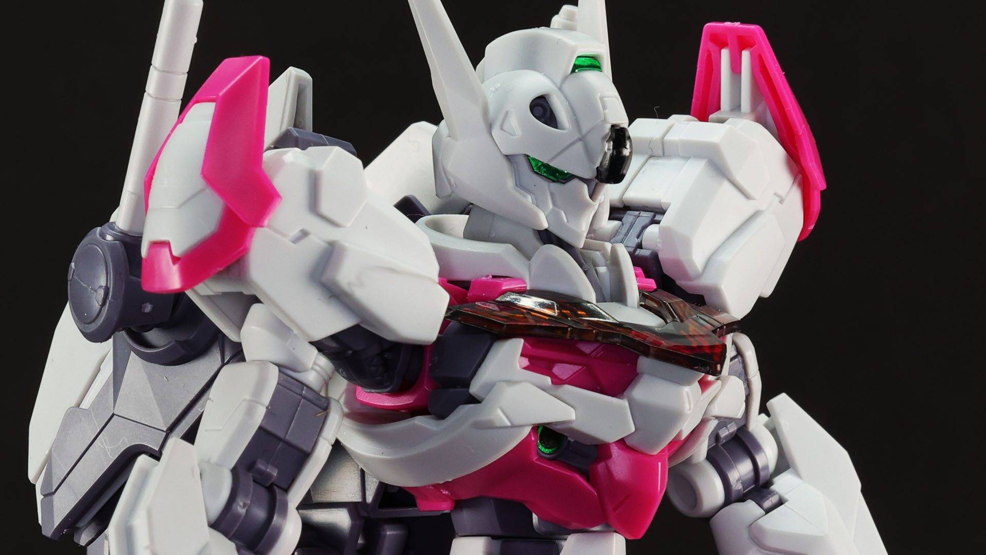 白ベースにピンクで女性パイロットをイメージさせます