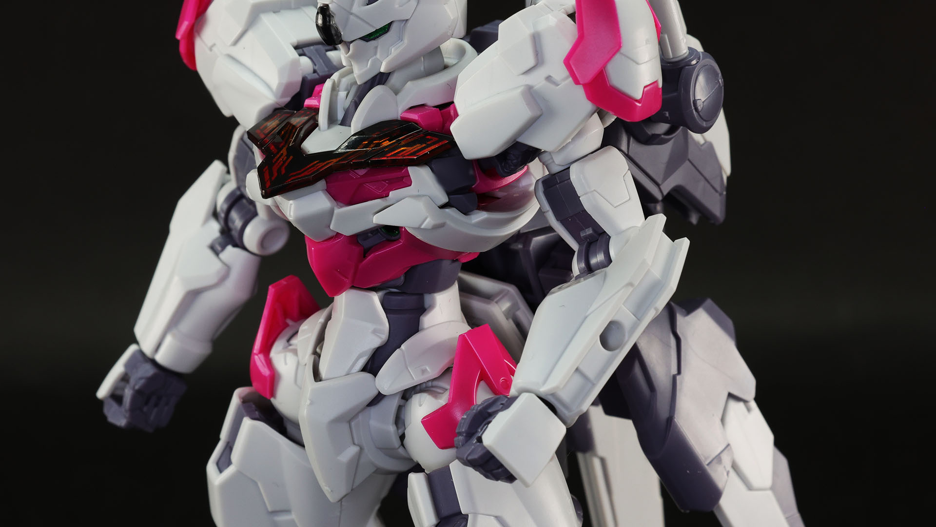 各部ディテールは実に練りこまれていてそのラインを追うのが楽しい