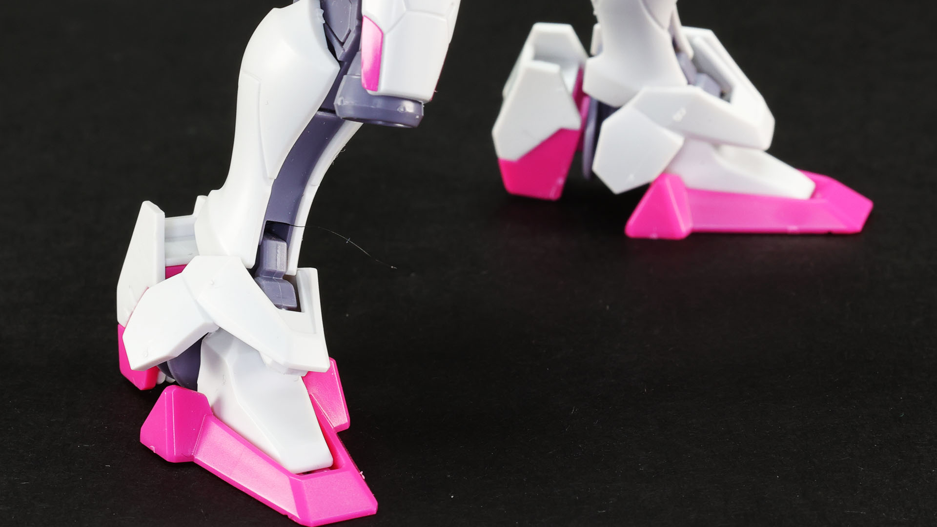 脚部も複雑なラインを持っています