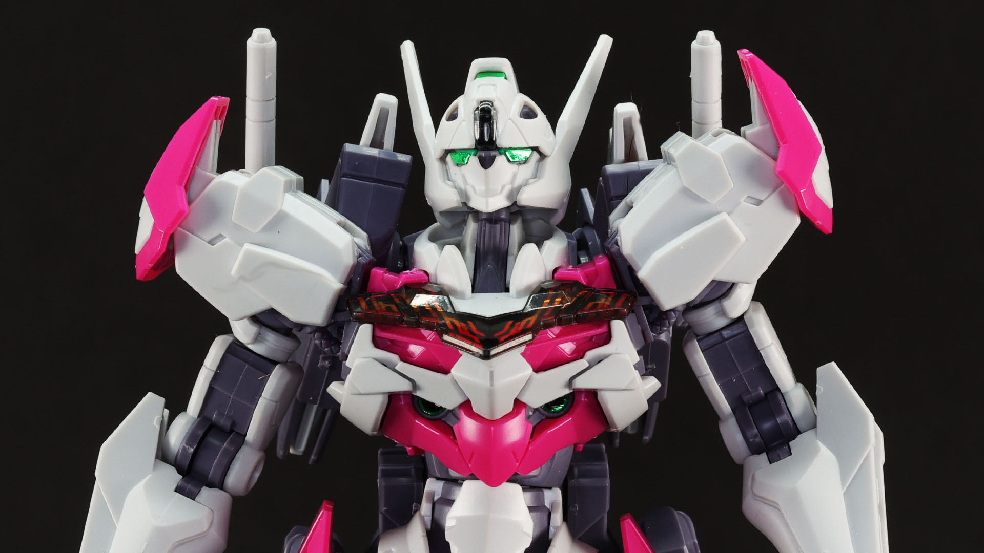 ツインアイは大きめ