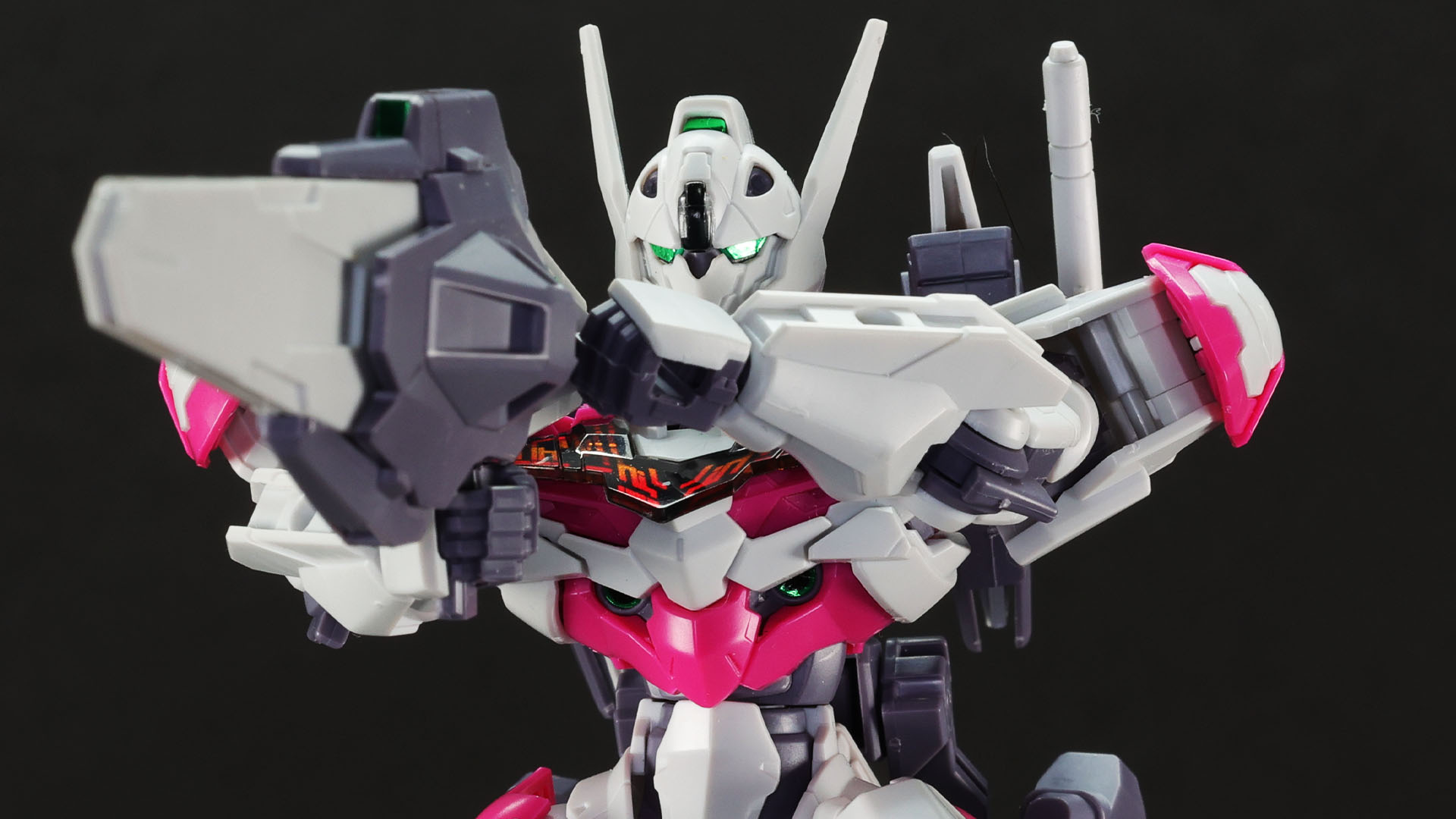 ガンビットは7基に分離して遠隔端末となり敵機に襲い掛かる！