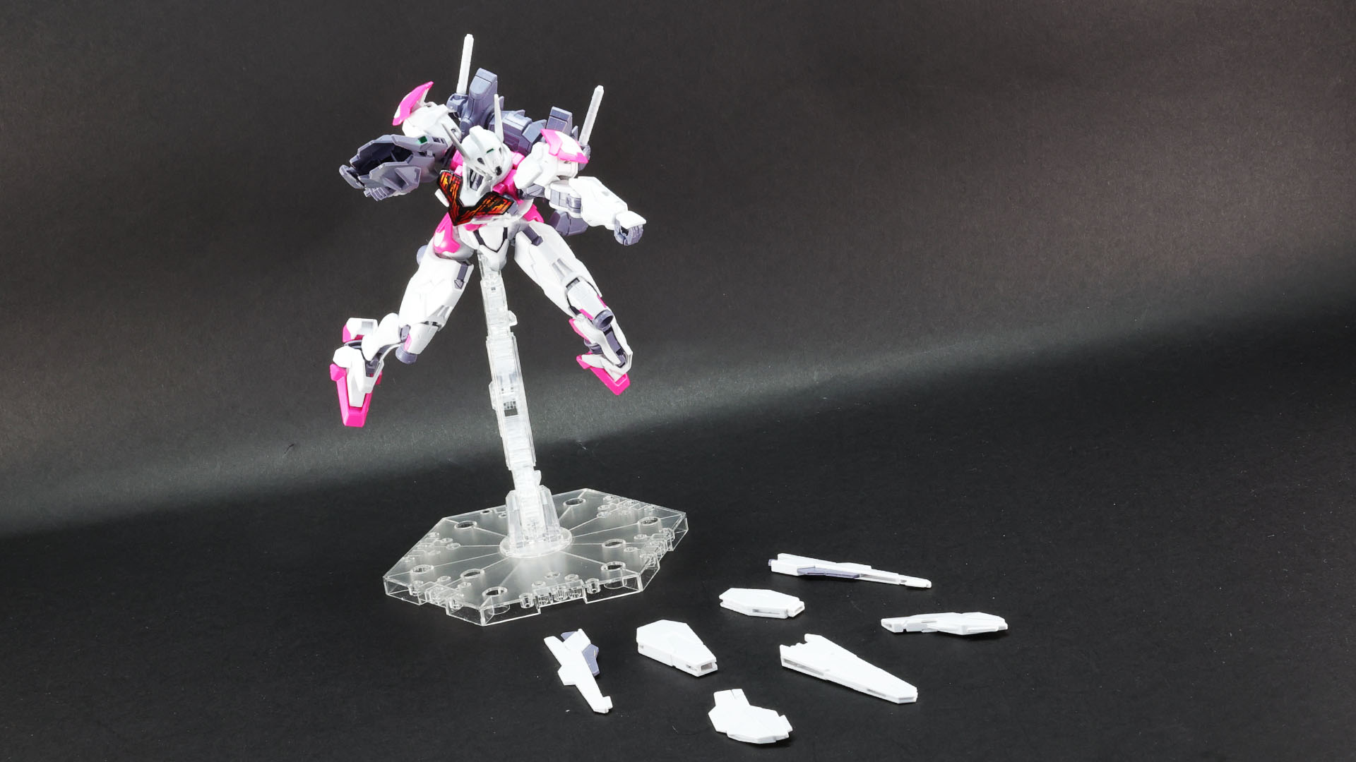 ガンビットは7基に分離して遠隔端末となり敵機に襲い掛かる！