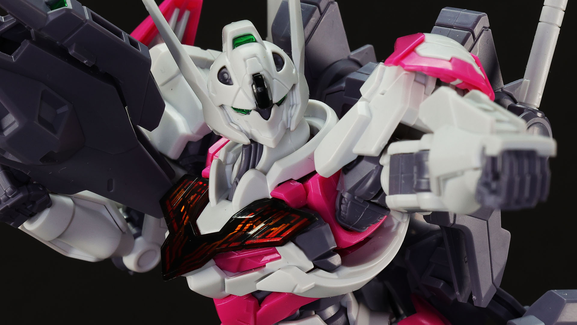 胸部シェルユニットはインモールド成型で美しい表現！