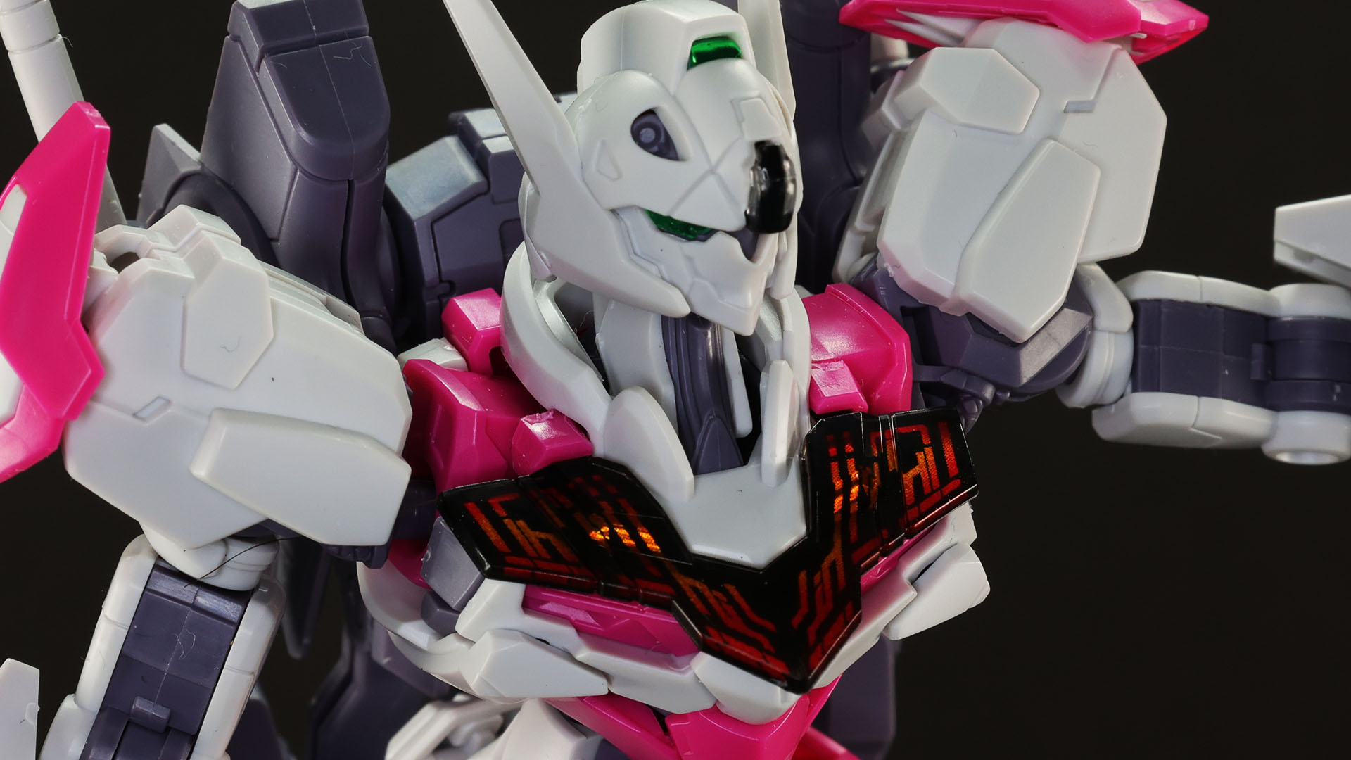 胸部シェルユニットはインモールド成型で美しい表現！