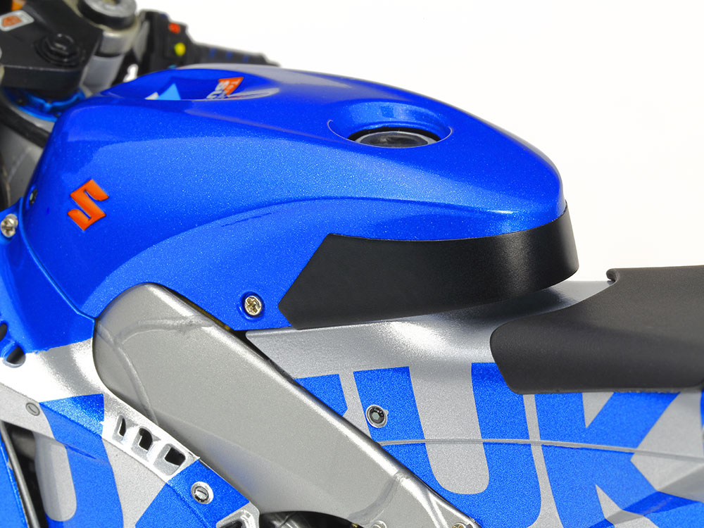 タンクカバー後部にはシンプルなブラックの滑り止めをステッカーで再現