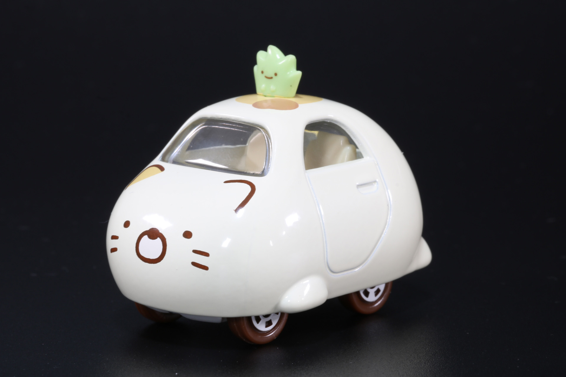 正面には「ねこ」の顔がデザインされている