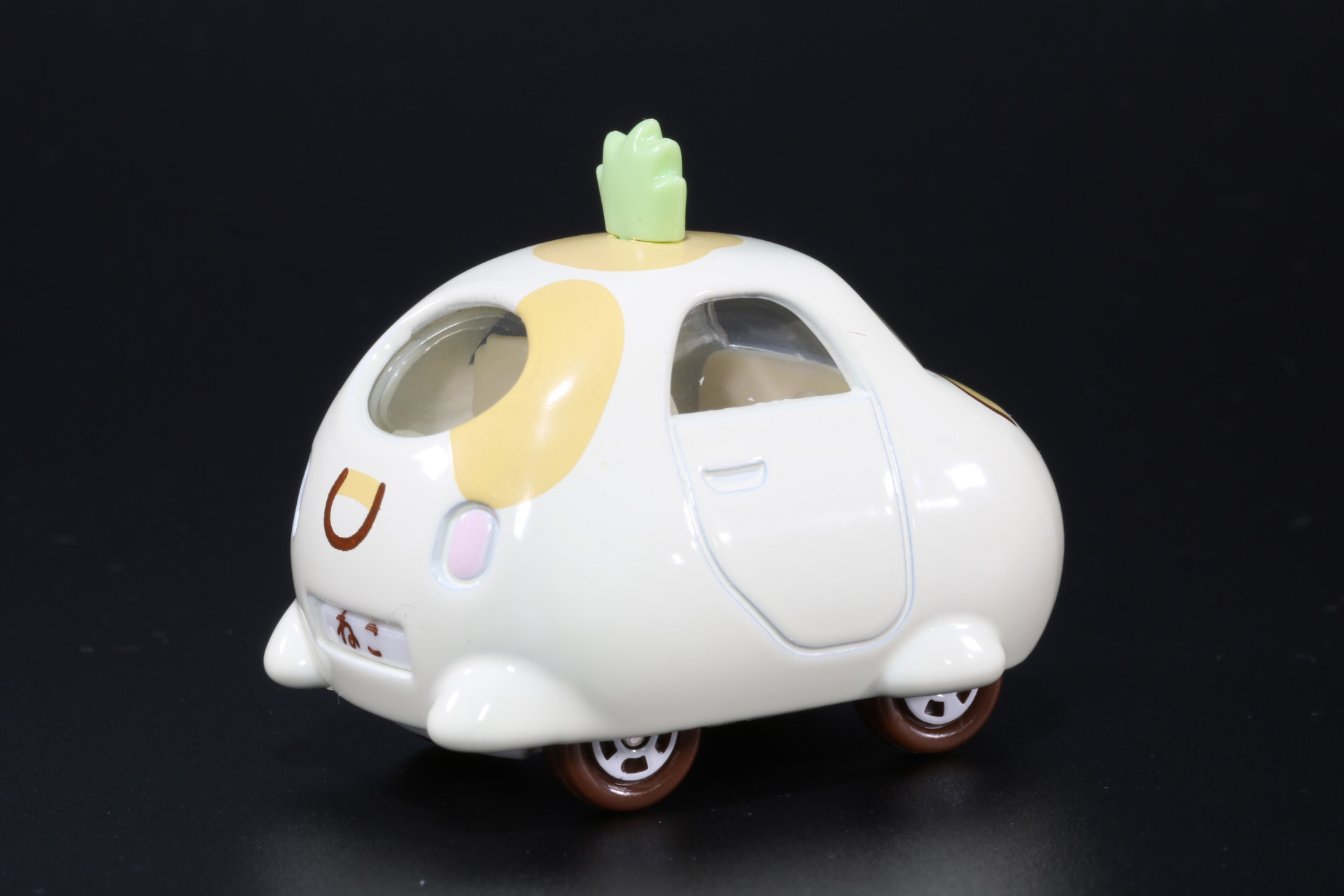 正面には「ねこ」の顔がデザインされている