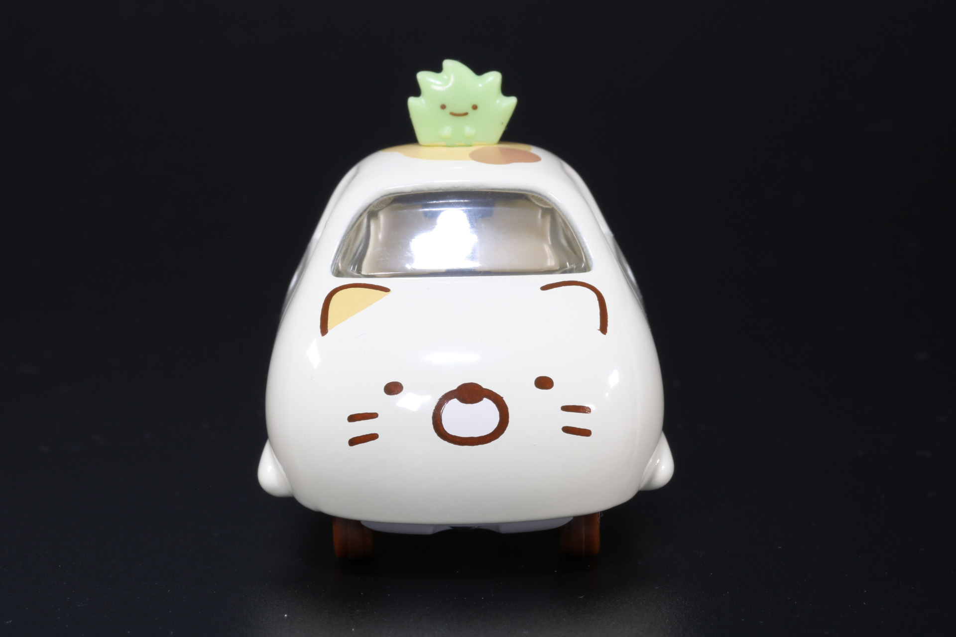 正面には「ねこ」の顔がデザインされている