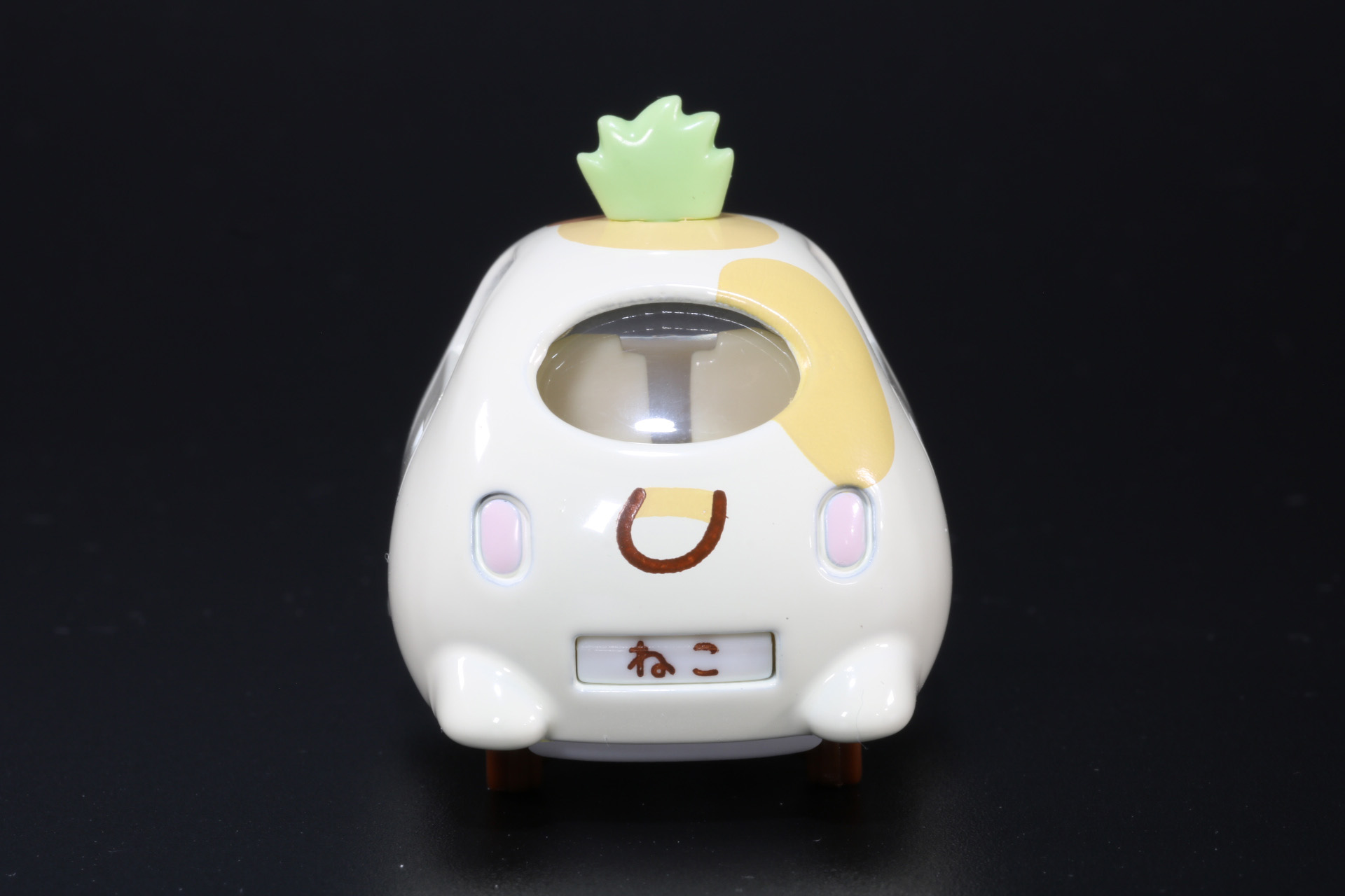 後ろにはしっぽのデザイン。ナンバープレートにはねこの文字