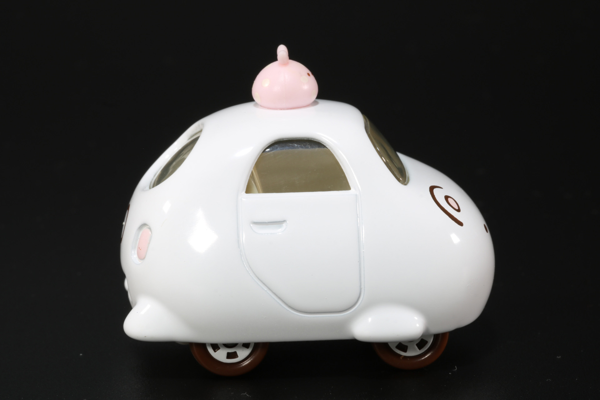 手や足を思わせるデザイン造形が施されている