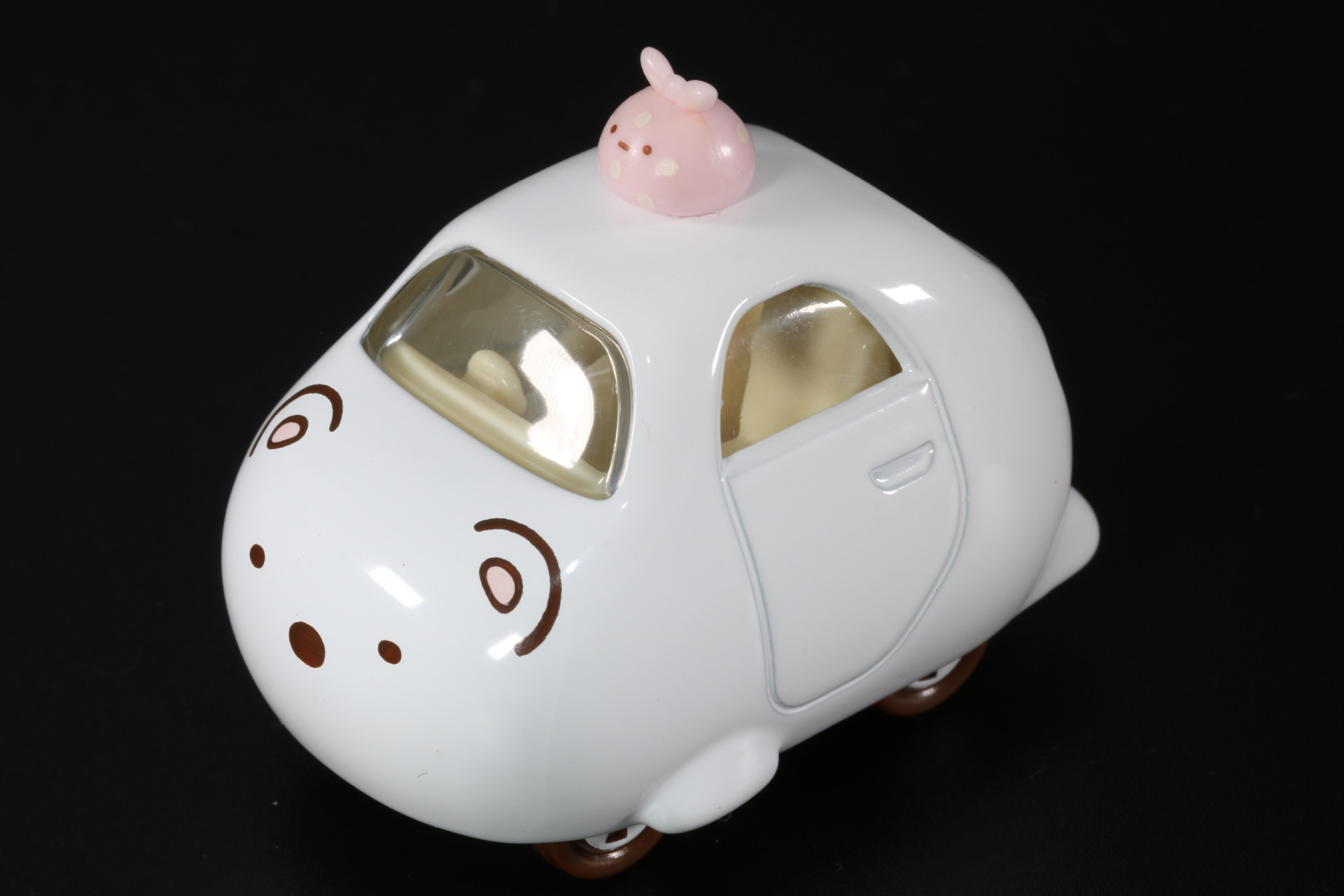 「しろくま」のにもつ「ふろしき」はトミカになっても一緒