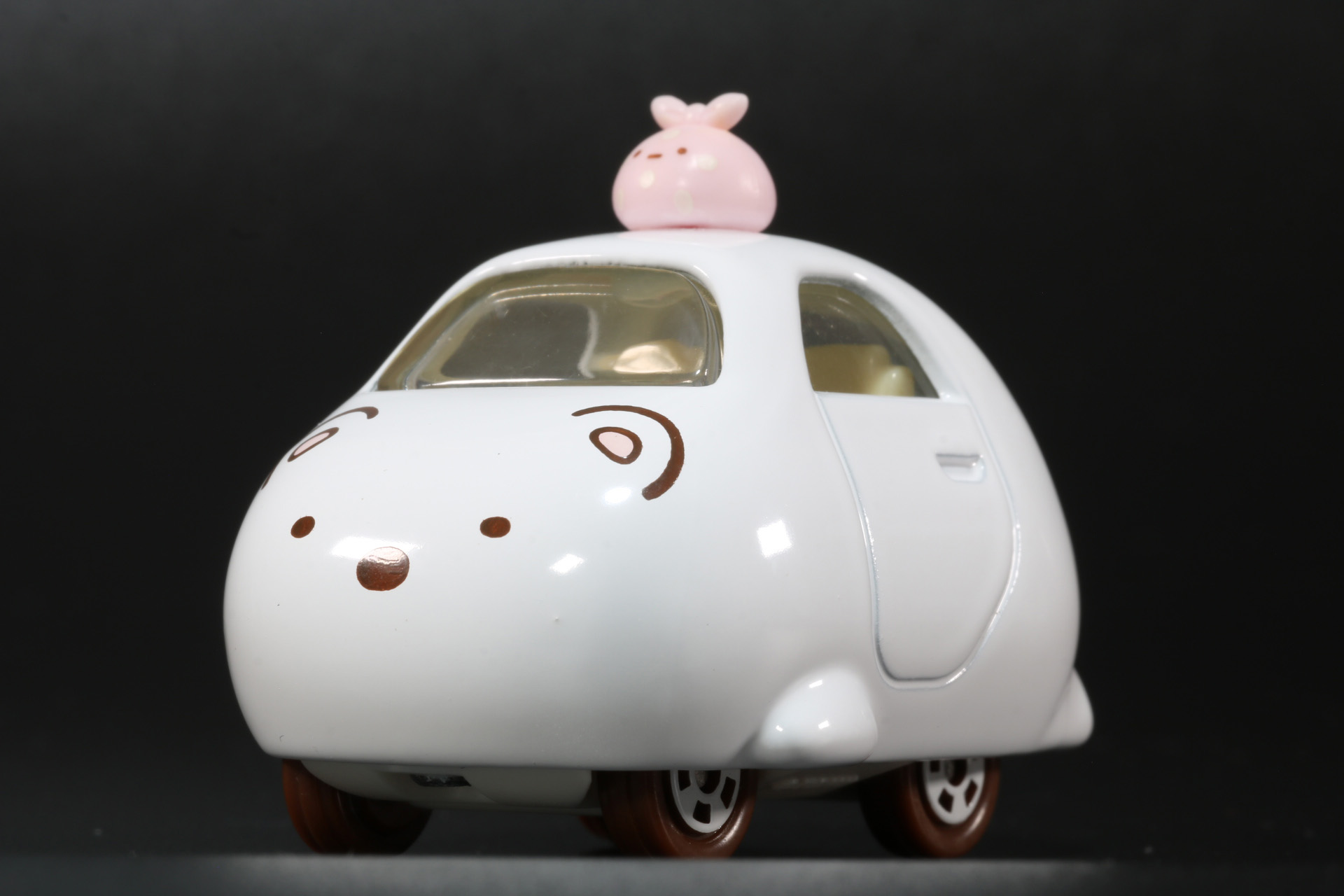 「しろくま」のにもつ「ふろしき」はトミカになっても一緒