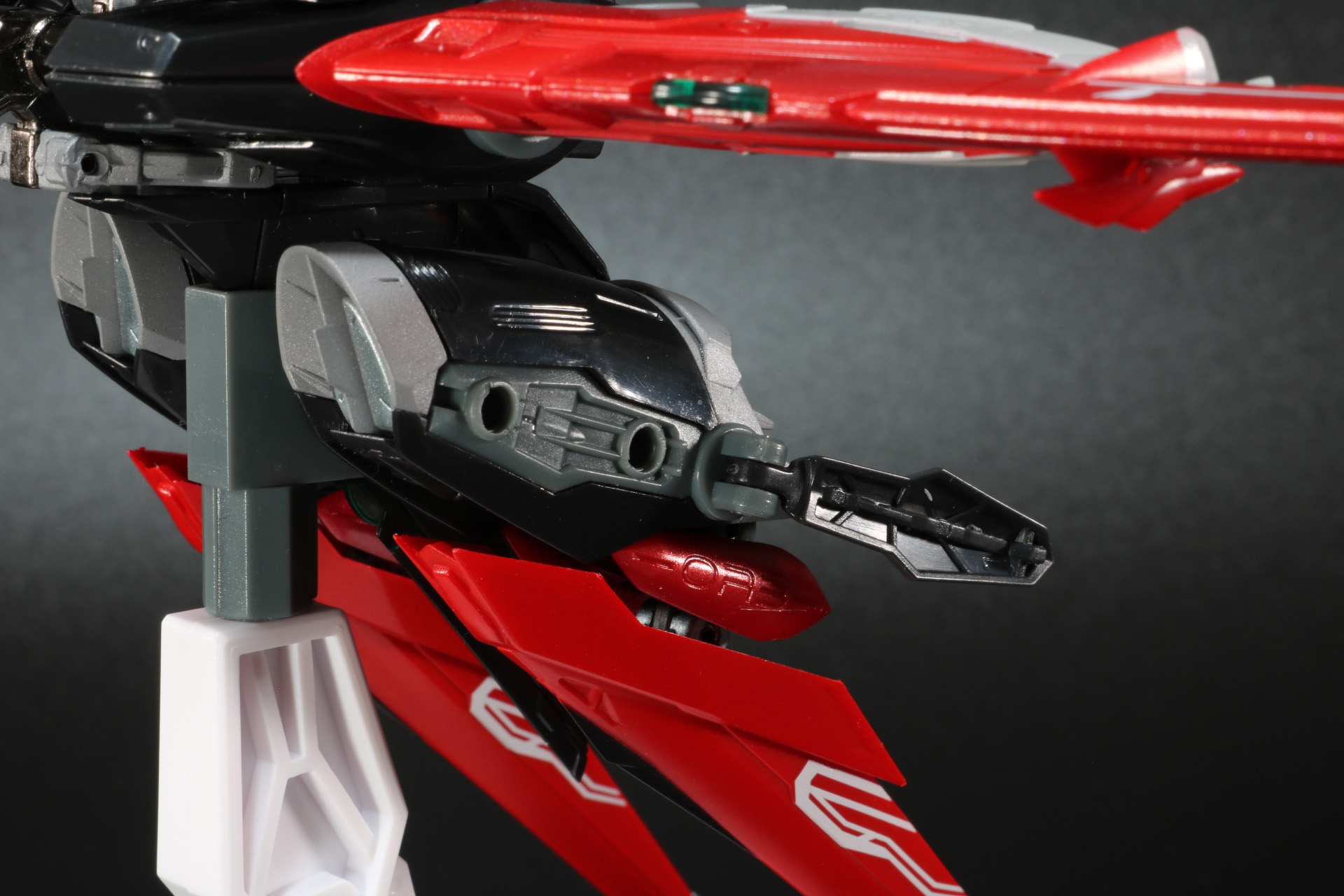 武装のマウント用ジョイントも完備。ビームライフル、対ビームシールドの懸架状態も再現できる