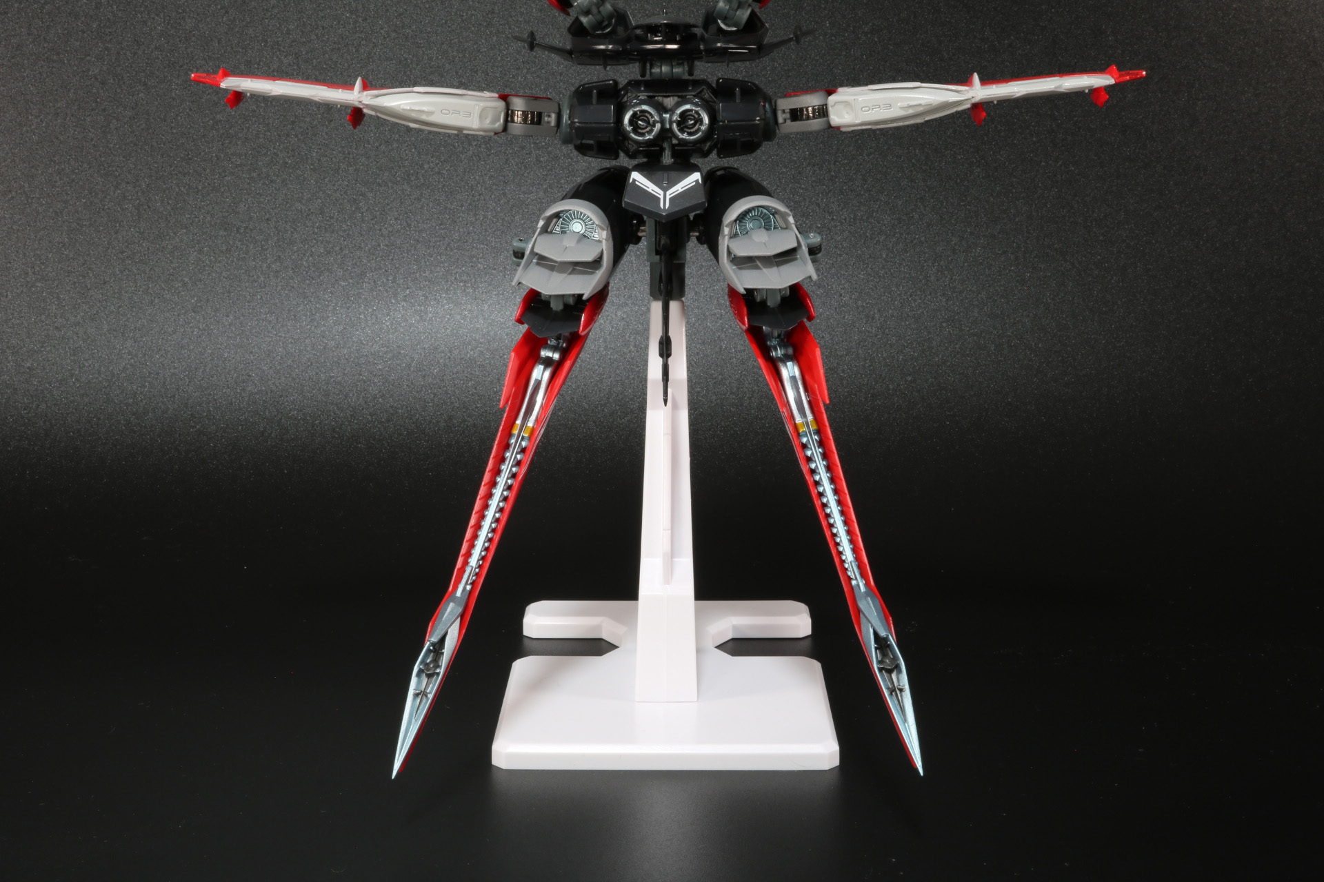 修正されたウイングの外側への可動。ハの時に大きく広がり、よりダイナミックに魅せる