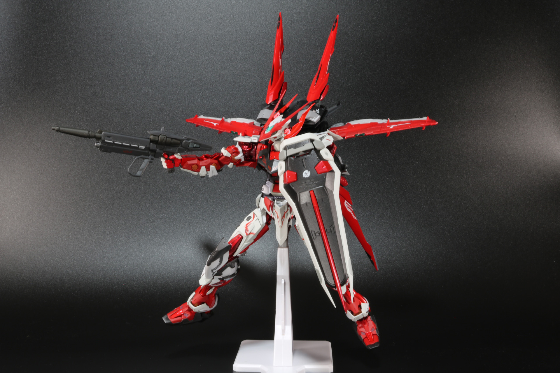 通常の位置では対ビームシールドに隠れている下部ウイング。外側へ広げることで下部ウイングが見えるようになった