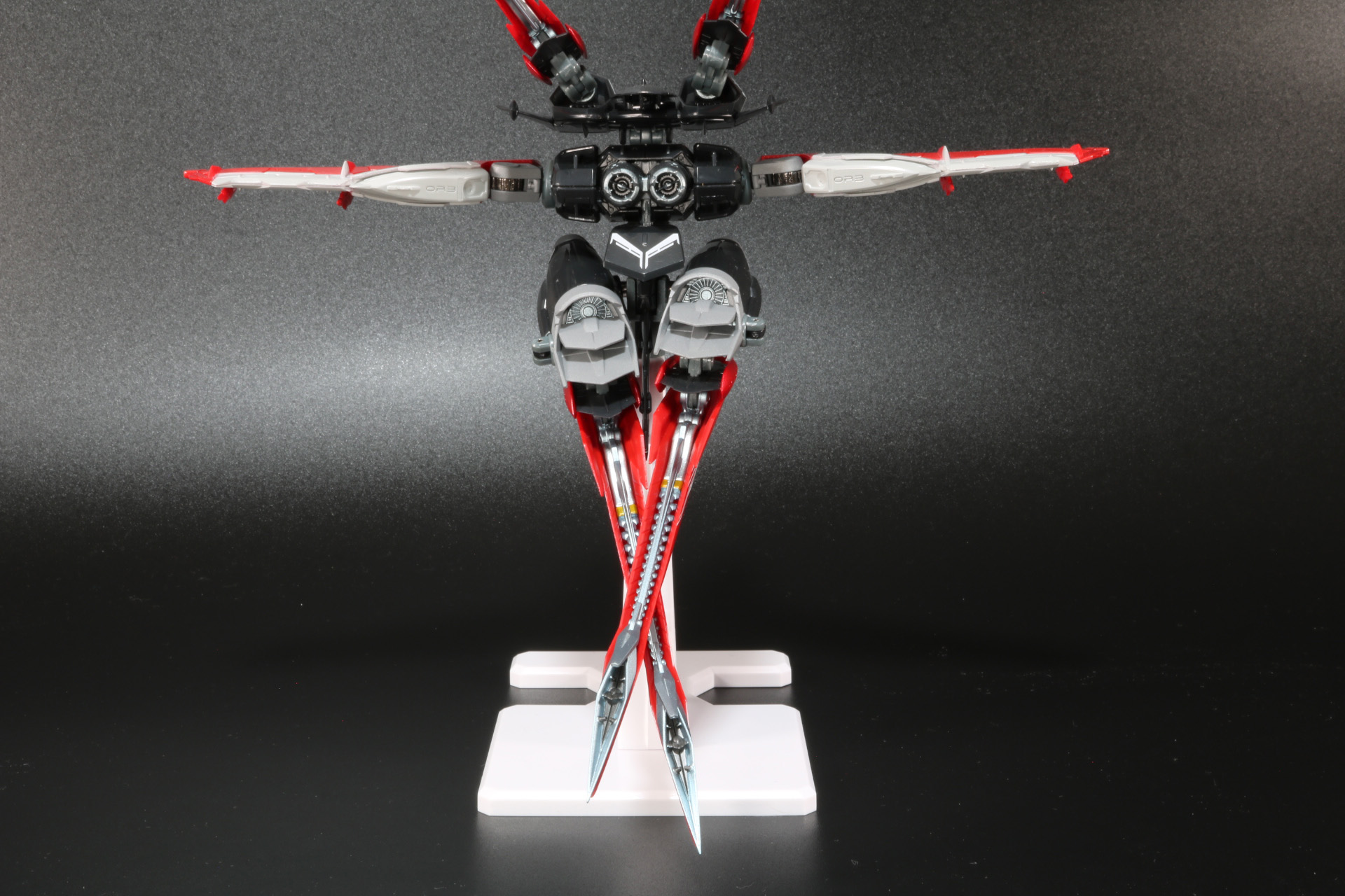 下部のウイングが内側に可動するという不具合となっている