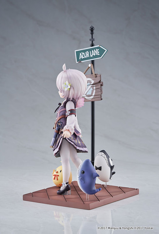 裾をもって首をかしげる姿がとってもキュート！ 「アズレン