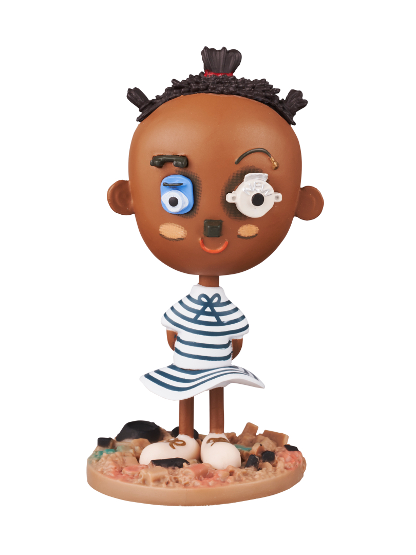 長坂真護氏（美術家）「リサイクルプラの ミリーちゃん」<br>先進国が投棄した廃棄物で作ったアート作品を、リサイクルプラでミニチュア化しました。