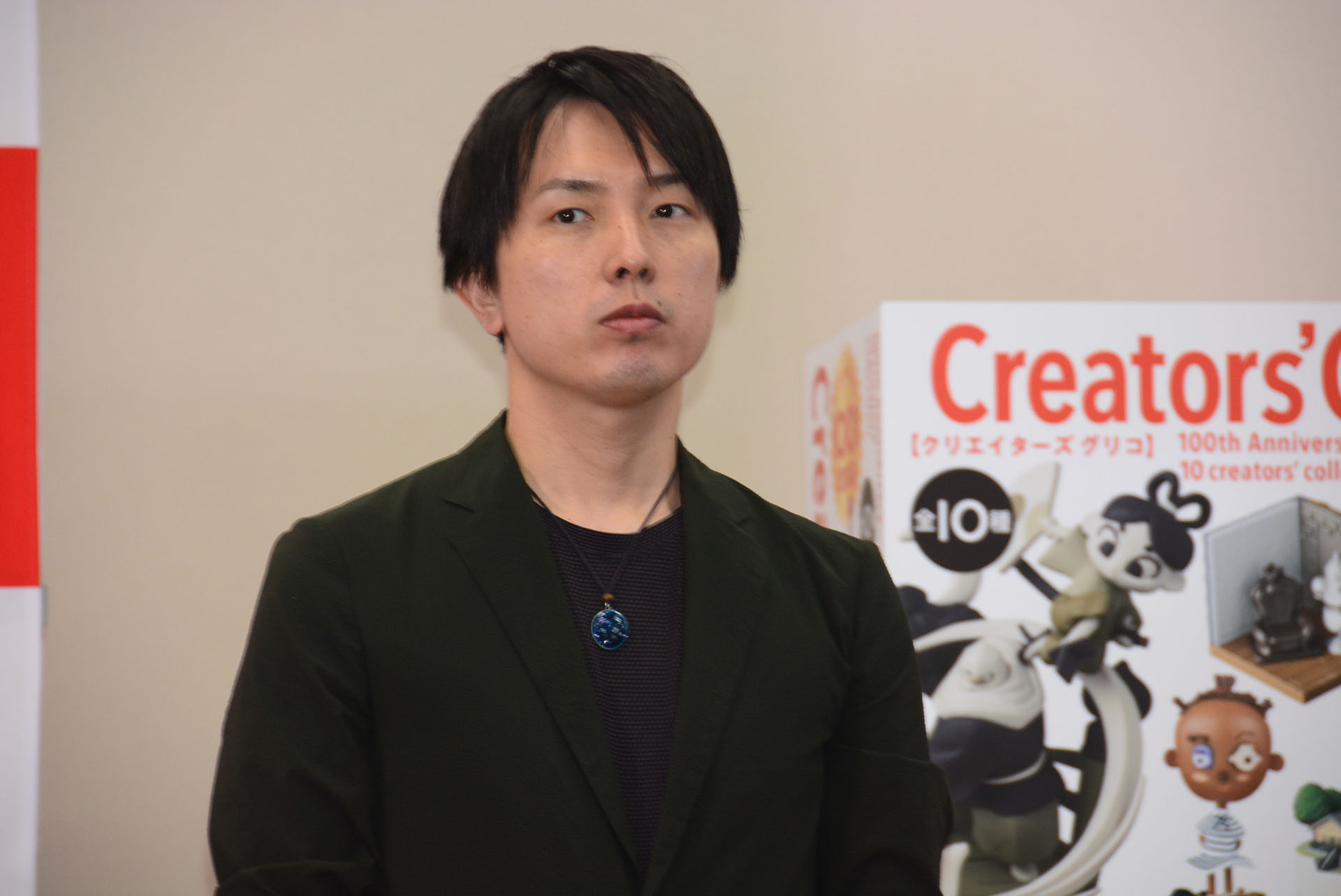 美術家の長坂真護氏の