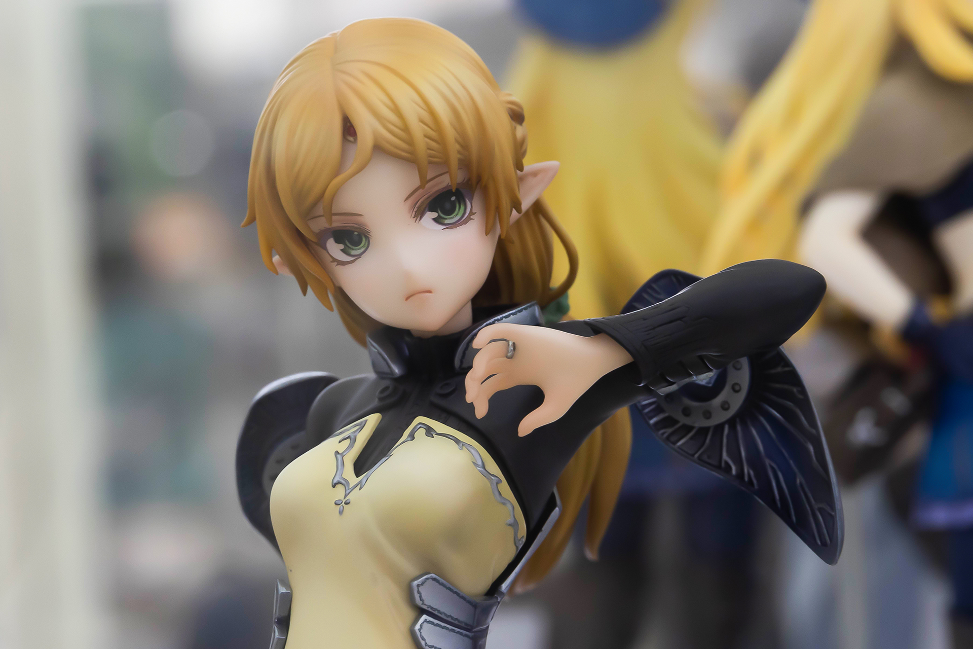 「ツン」バージョンの表情は、キリリとしている。