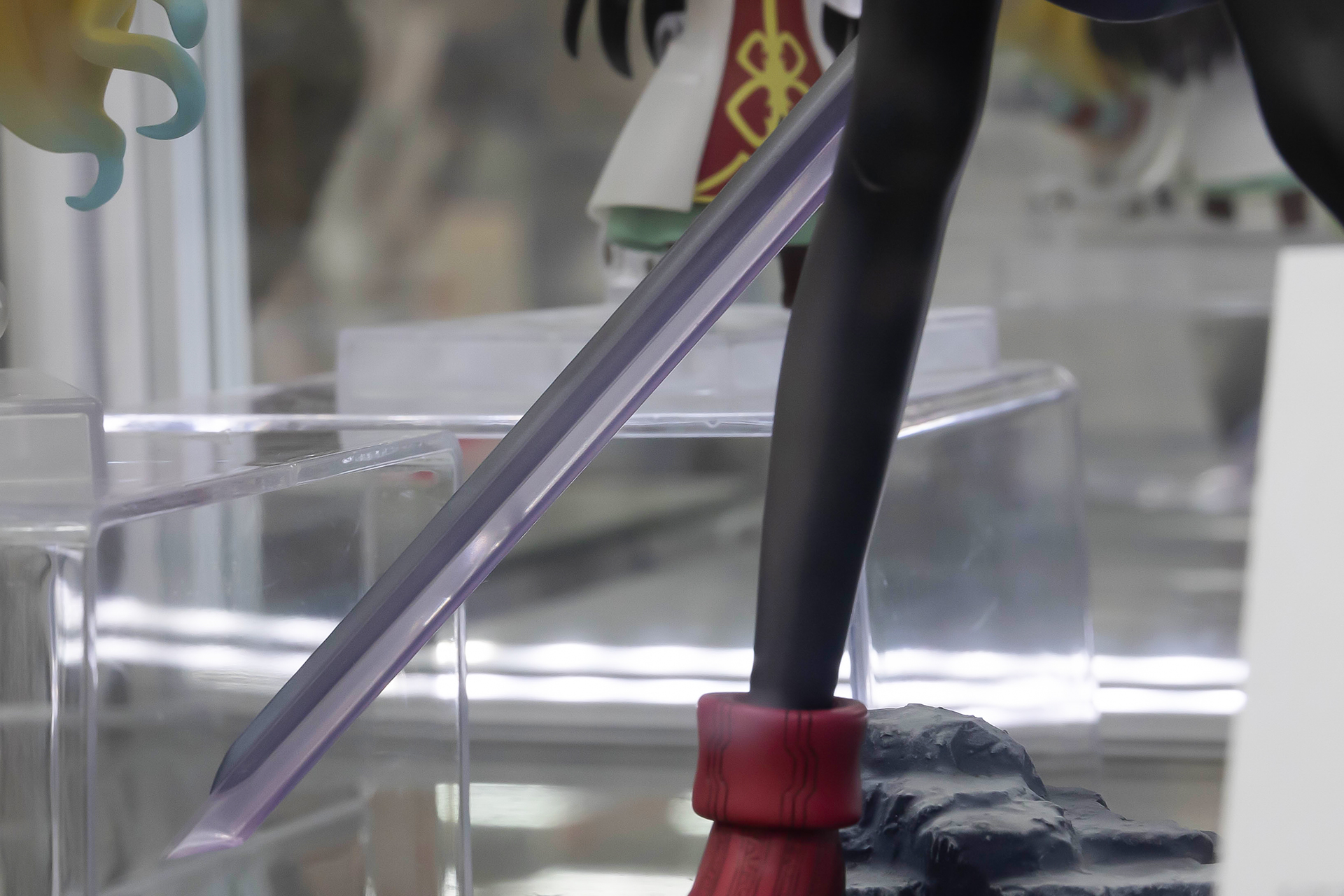 手に持った剣には、紫色のクリアパーツが使用されている。