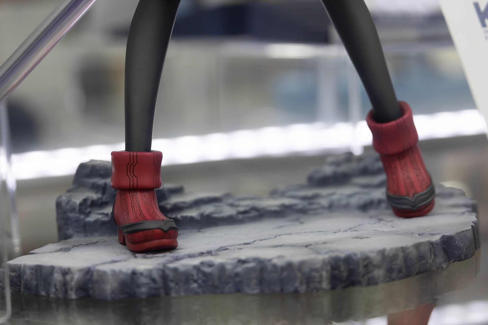 台座部分もしっかりと、異世界感が出ているようなものに仕上げられている。