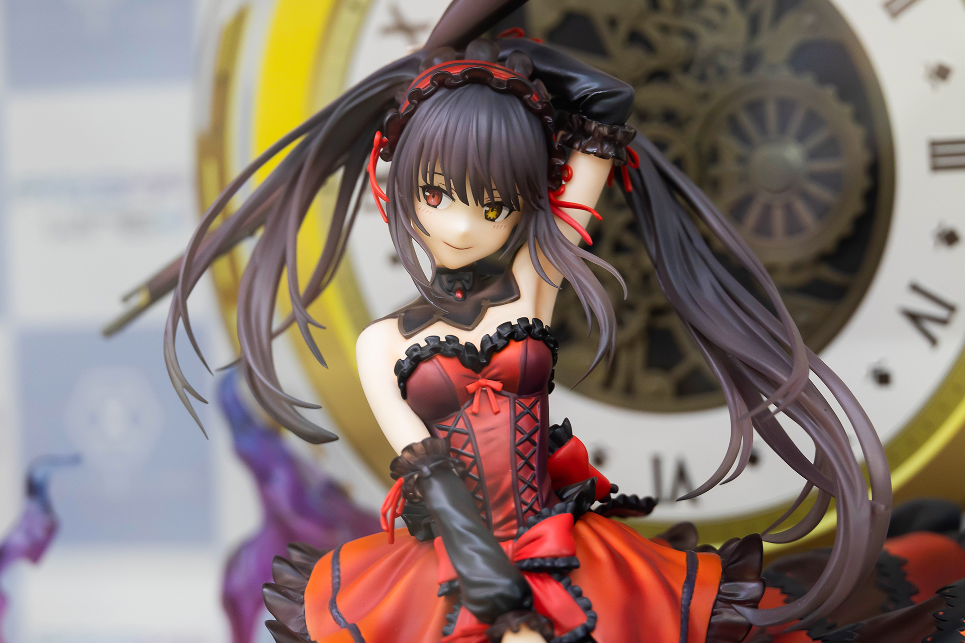 赤いドレスはシワなども含めて、かなり細かく作り込まれている。