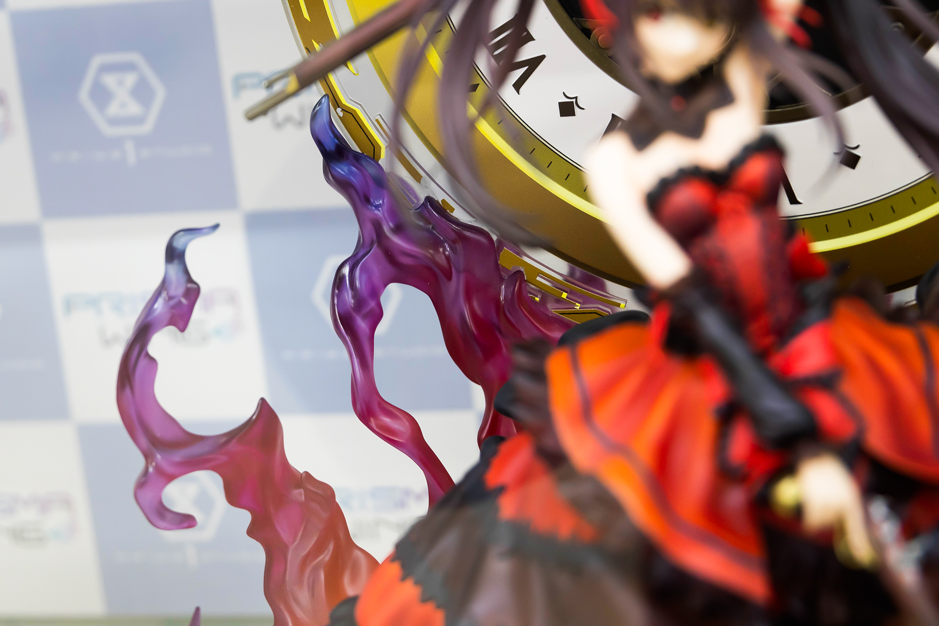 燃えさかる炎はクリアパーツが採用されており、赤から紫に変化するグラデーションがかかっている。