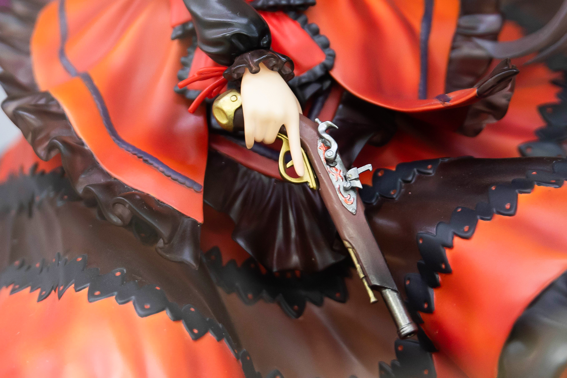 両手に長短の銃を手にした時崎狂三。そのディテール感も素晴らしい。