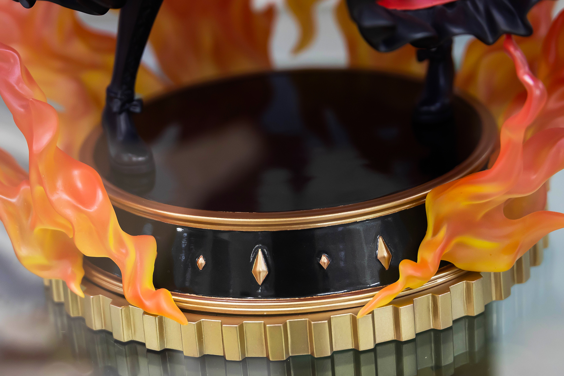 ド派手な炎にばかり目がいってしまう台座部分だが、その足元の作りも品格が漂っている。