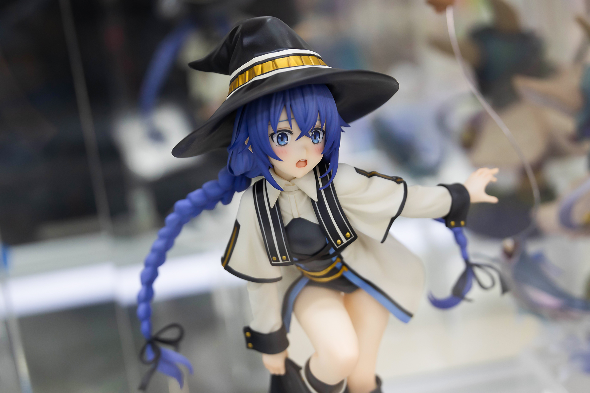 片手でスカートを持ちながらバランスを取るポージングになっている。