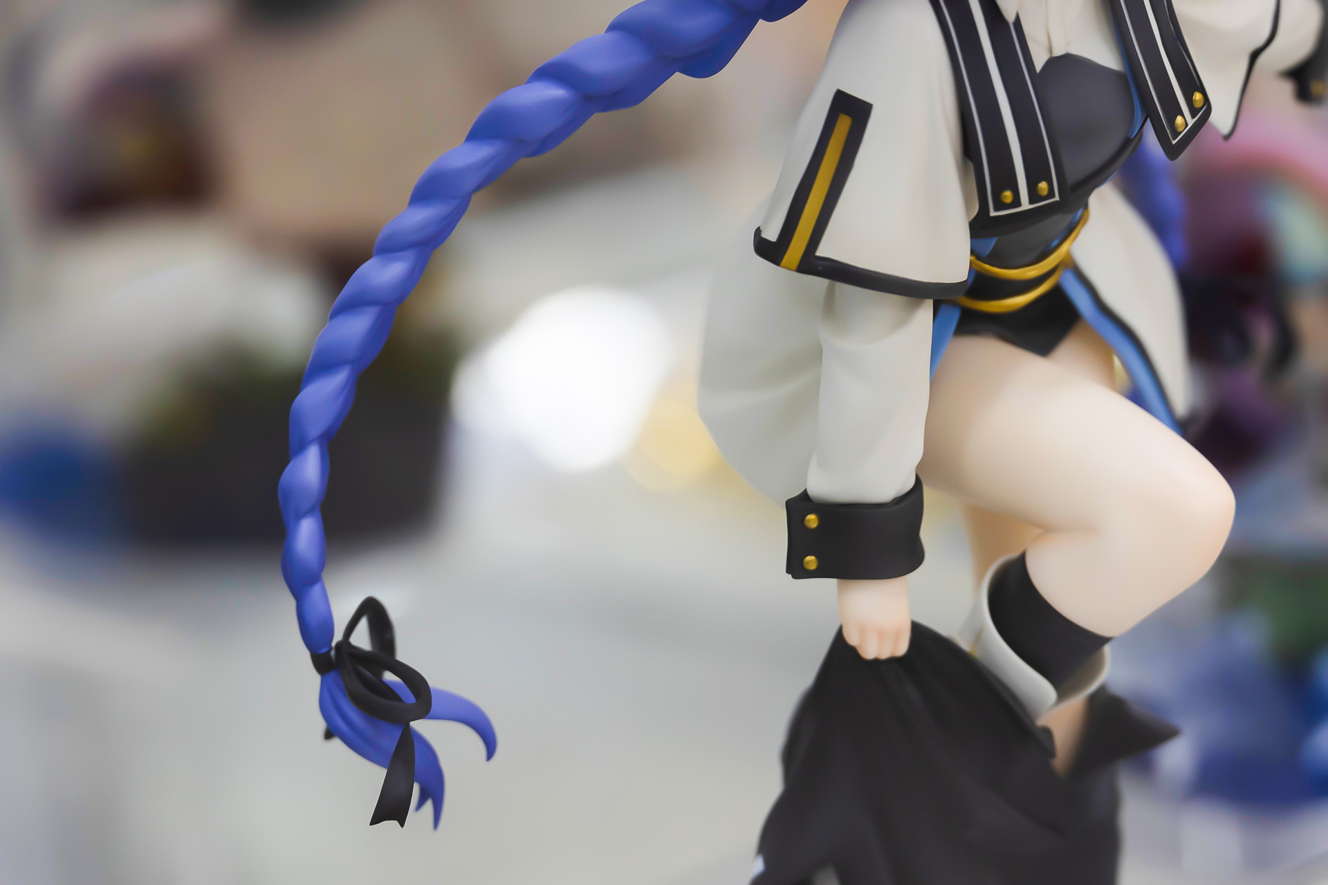 編み上げられた青く長い髪の先には、黒いリボンが付けられている。