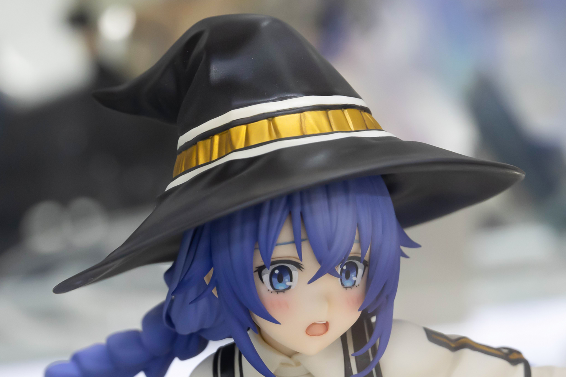 金色のアクセントが付けられた黒い帽子は、シワの感じまで再現されている。