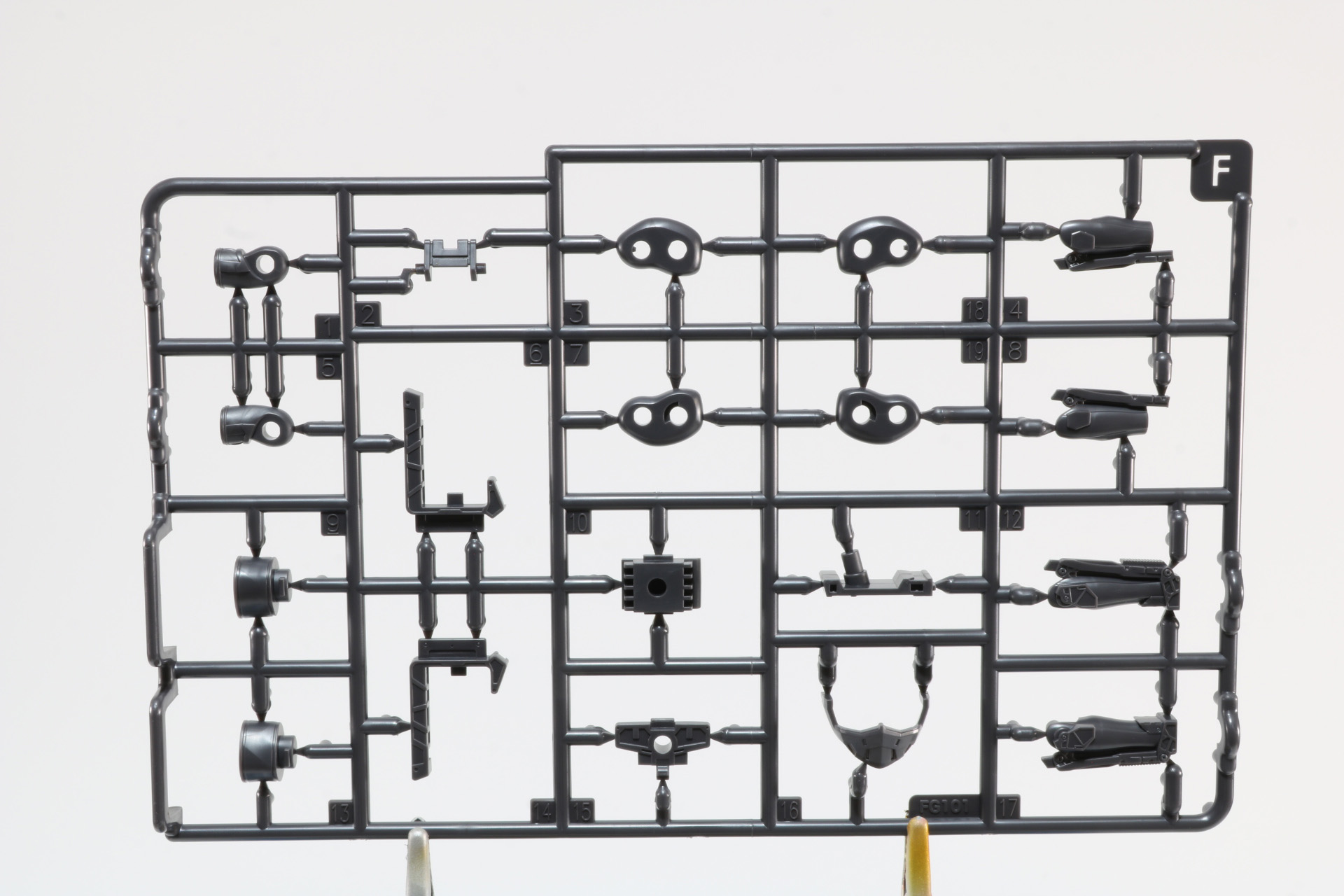 ハンドパーツはグリーンが強いメカ腕用のものと白の服腕用のものがある