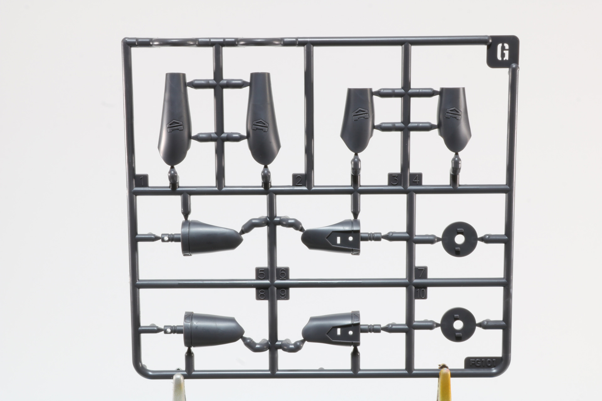 ハンドパーツはグリーンが強いメカ腕用のものと白の服腕用のものがある