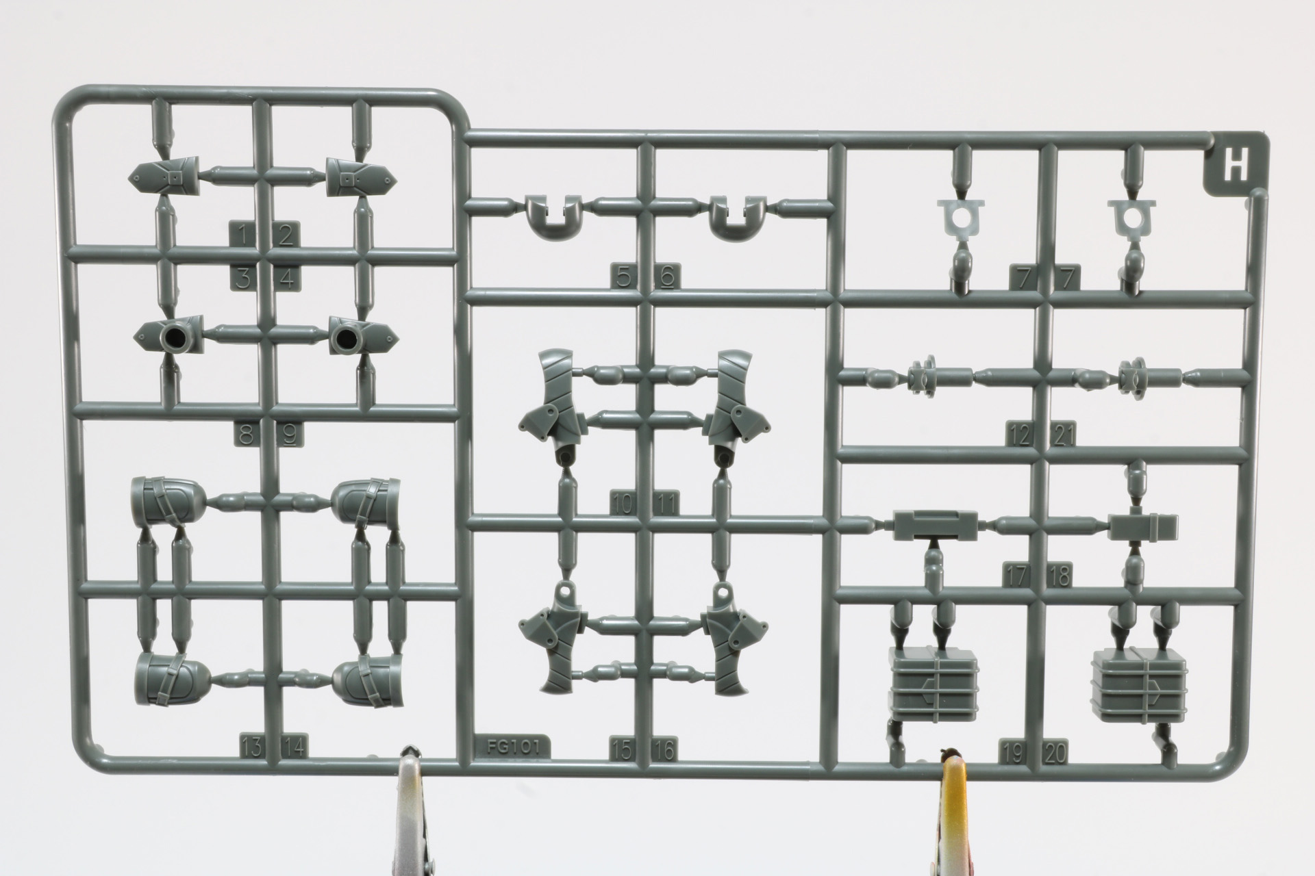 ハンドパーツはグリーンが強いメカ腕用のものと白の服腕用のものがある