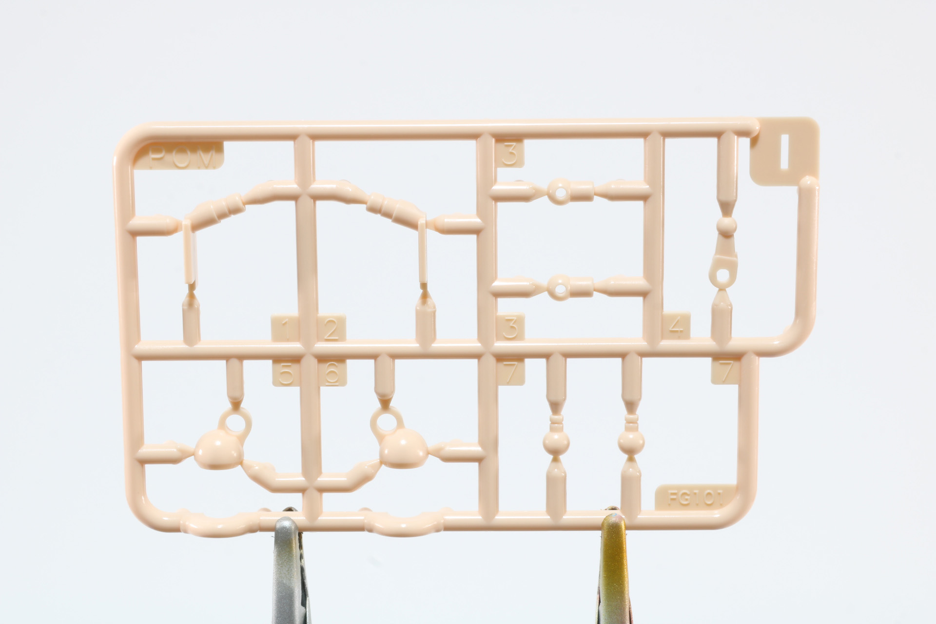 ハンドパーツはグリーンが強いメカ腕用のものと白の服腕用のものがある