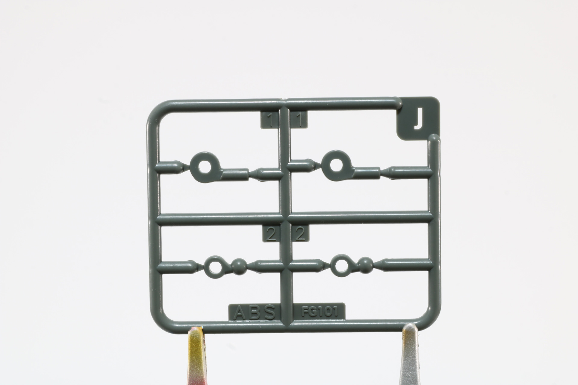 ハンドパーツはグリーンが強いメカ腕用のものと白の服腕用のものがある