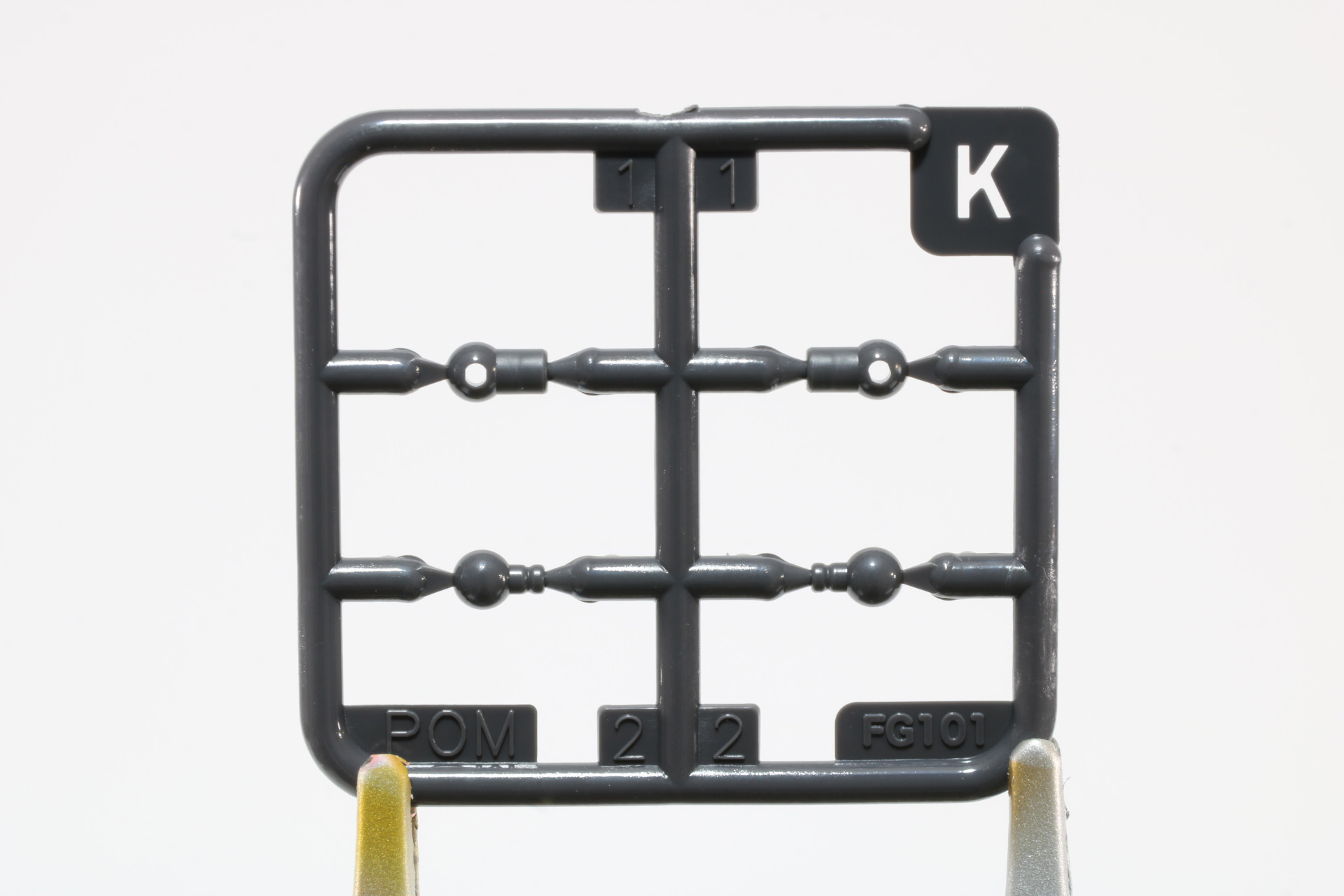 ハンドパーツはグリーンが強いメカ腕用のものと白の服腕用のものがある