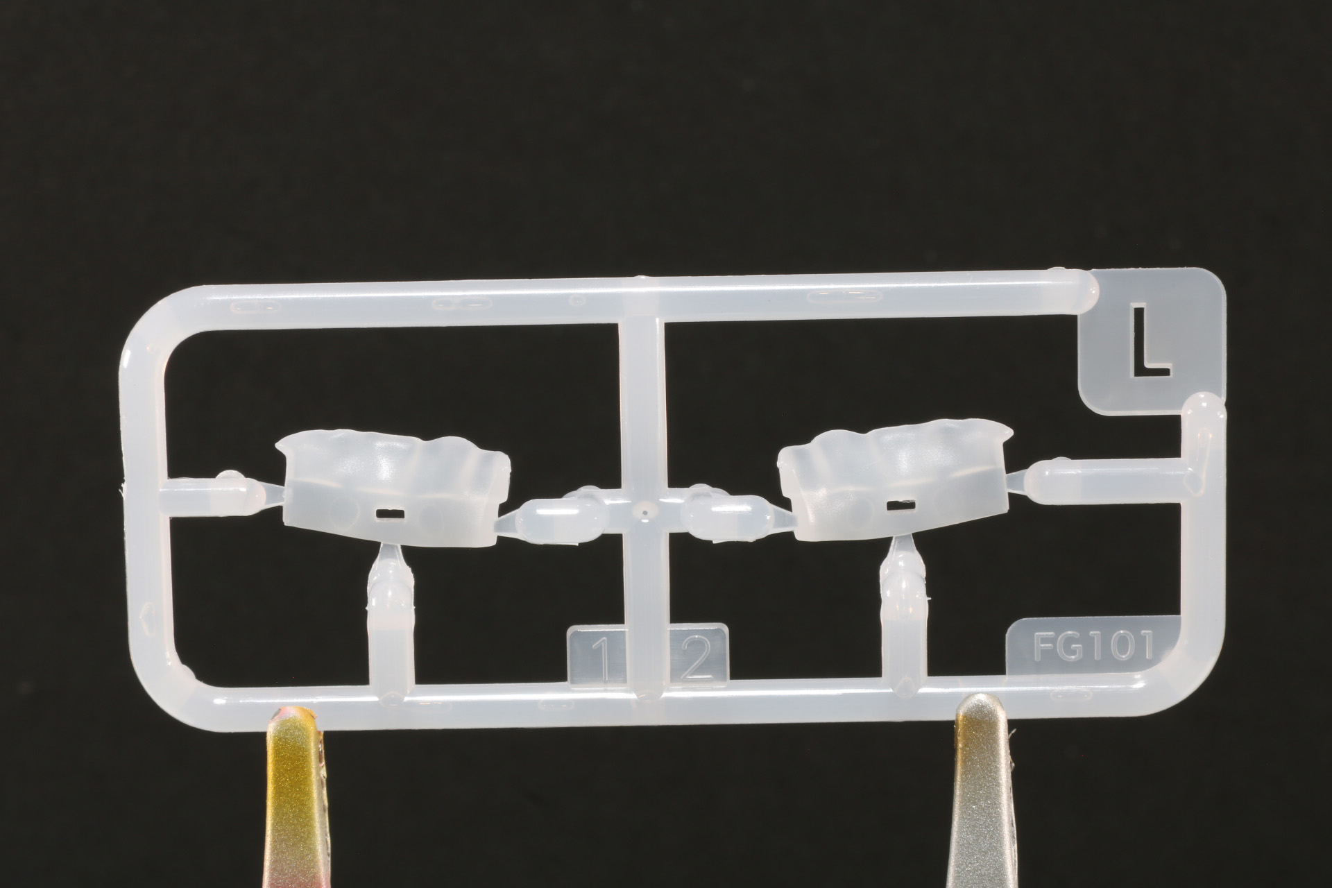 ハンドパーツはグリーンが強いメカ腕用のものと白の服腕用のものがある