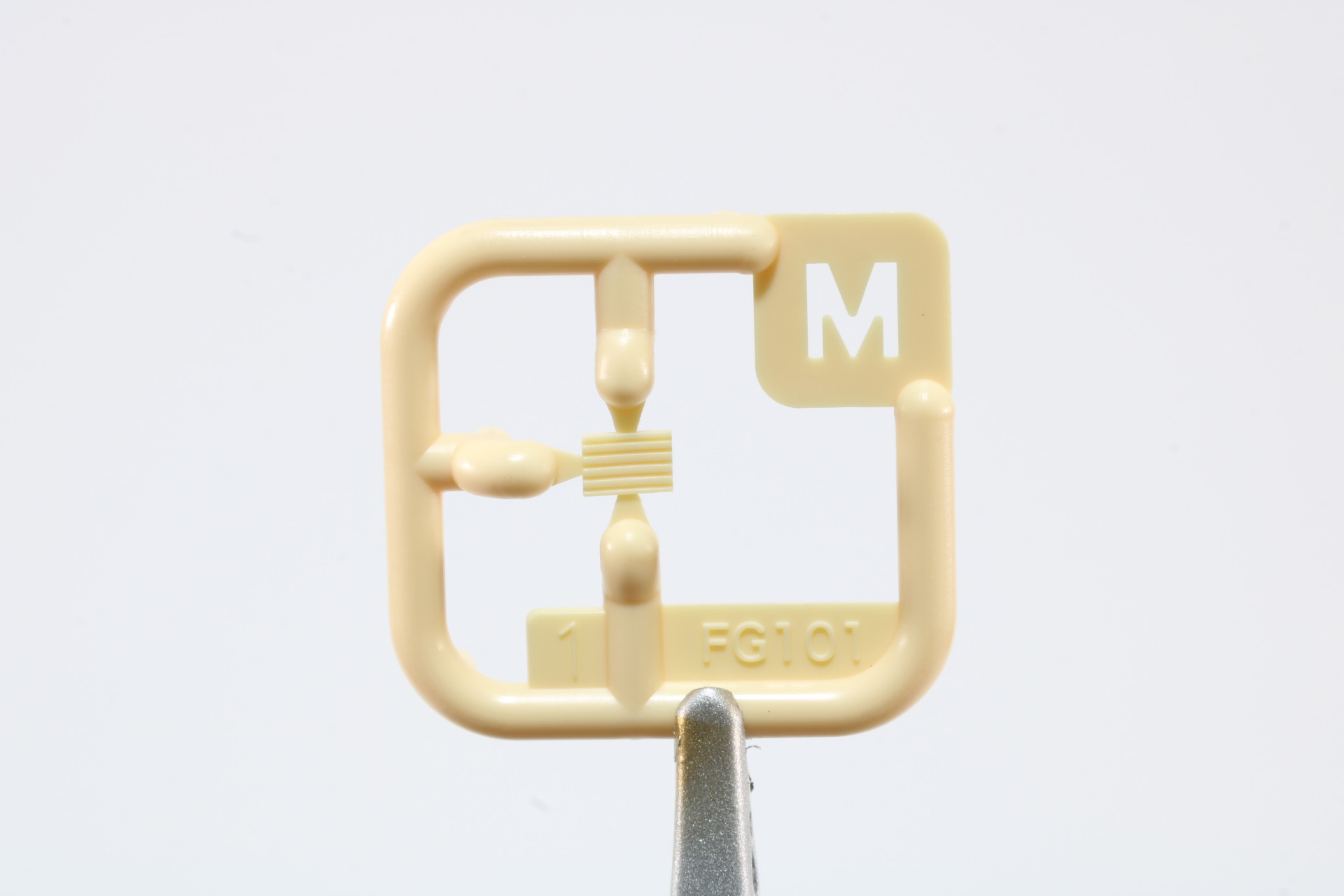 ハンドパーツはグリーンが強いメカ腕用のものと白の服腕用のものがある