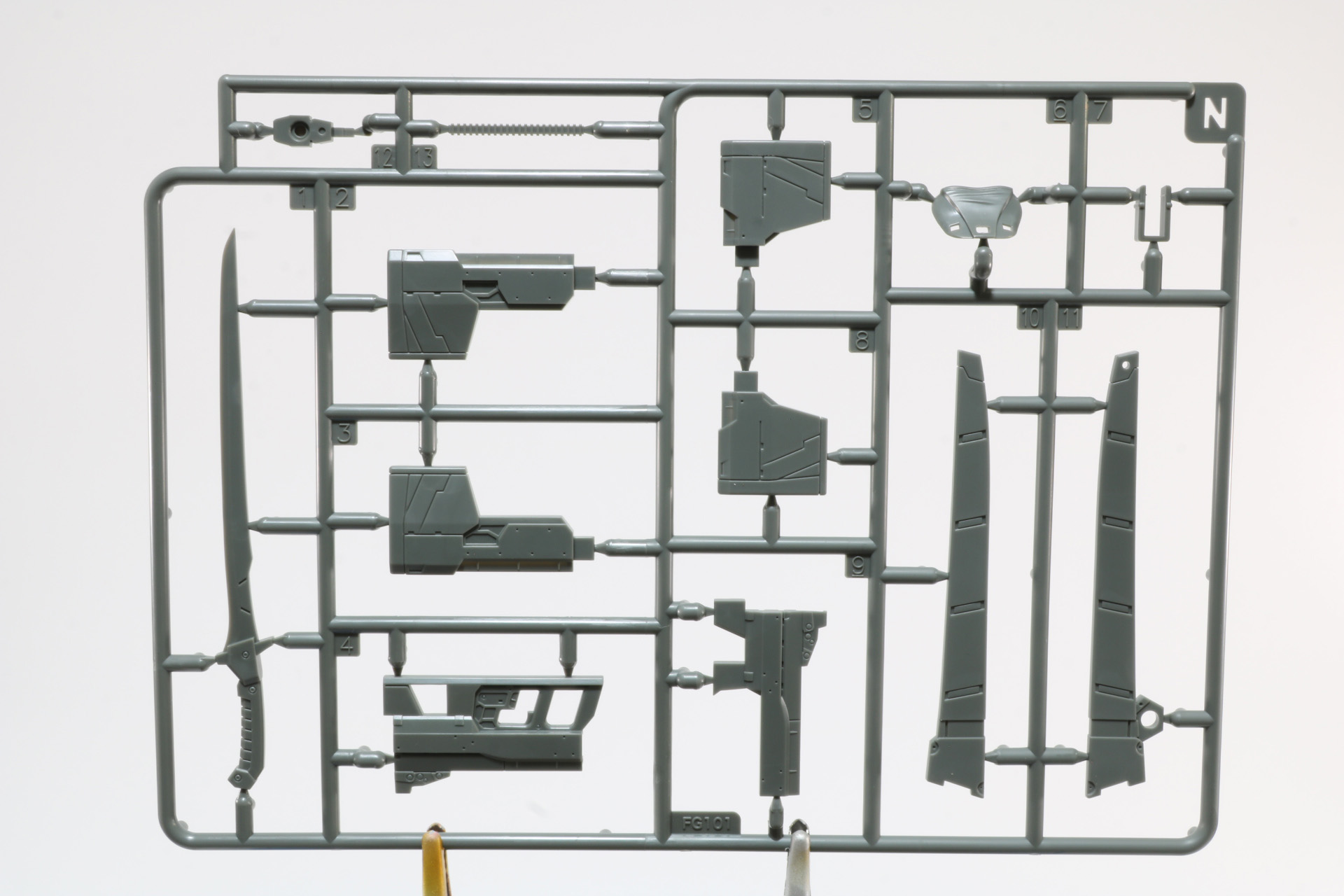 ハンドパーツはグリーンが強いメカ腕用のものと白の服腕用のものがある