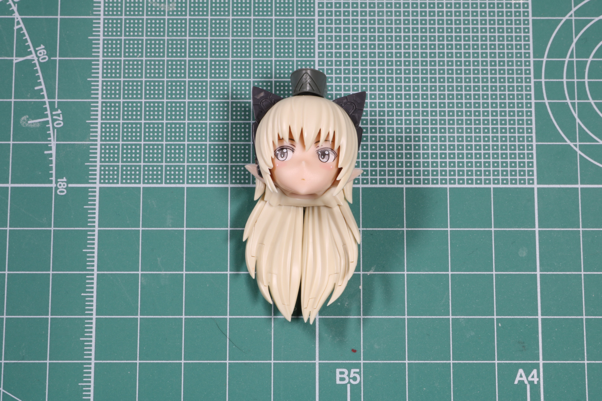 髪は根元部分で動かすことができる