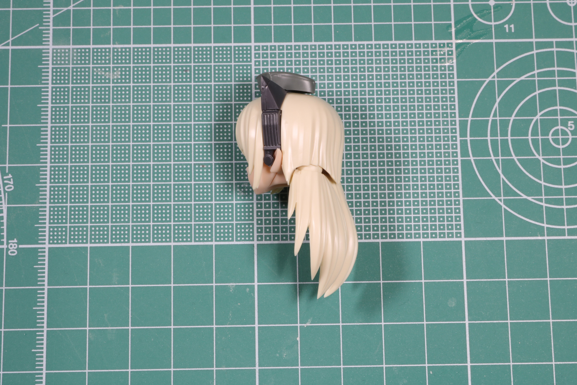 髪は根元部分で動かすことができる