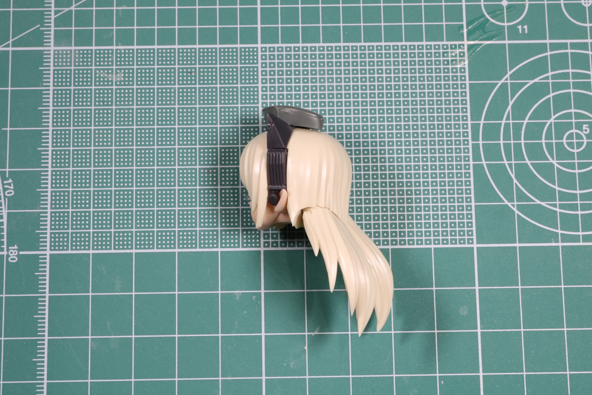 髪は根元部分で動かすことができる