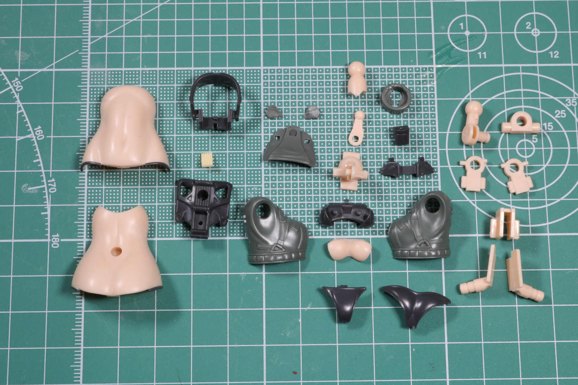 胸周りと胴体の可動で反りや前のめりに動かすことができる