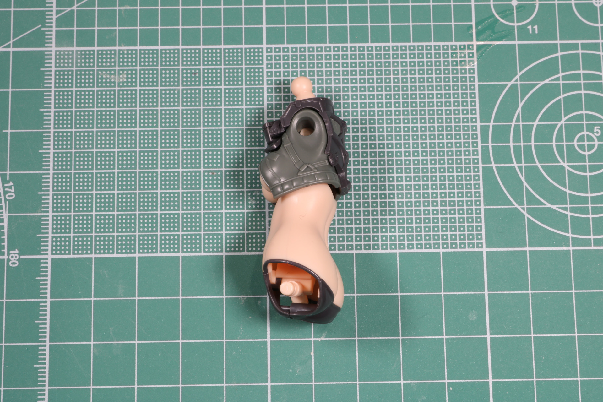 胸周りと胴体の可動で反りや前のめりに動かすことができる