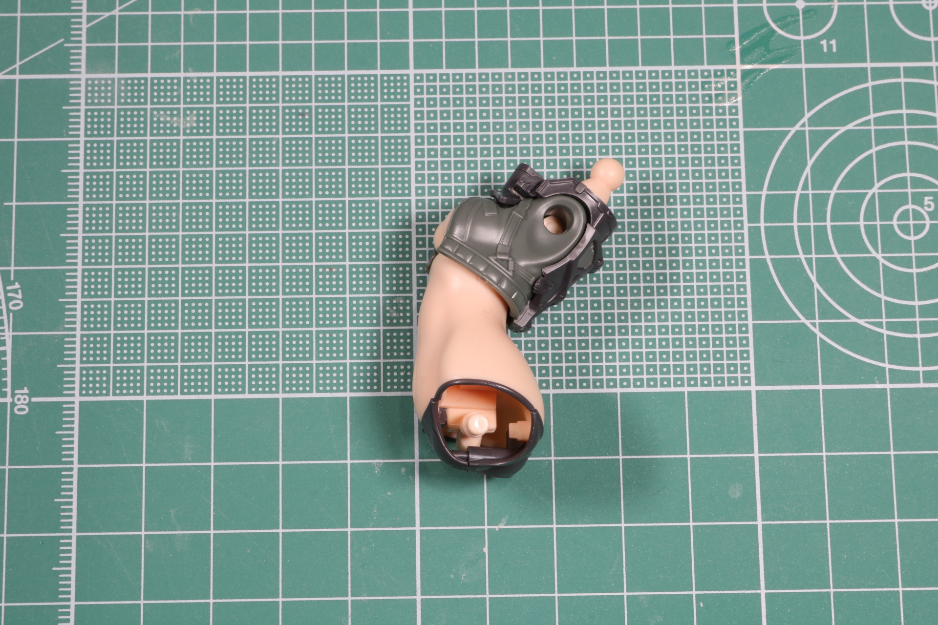 胸周りと胴体の可動で反りや前のめりに動かすことができる