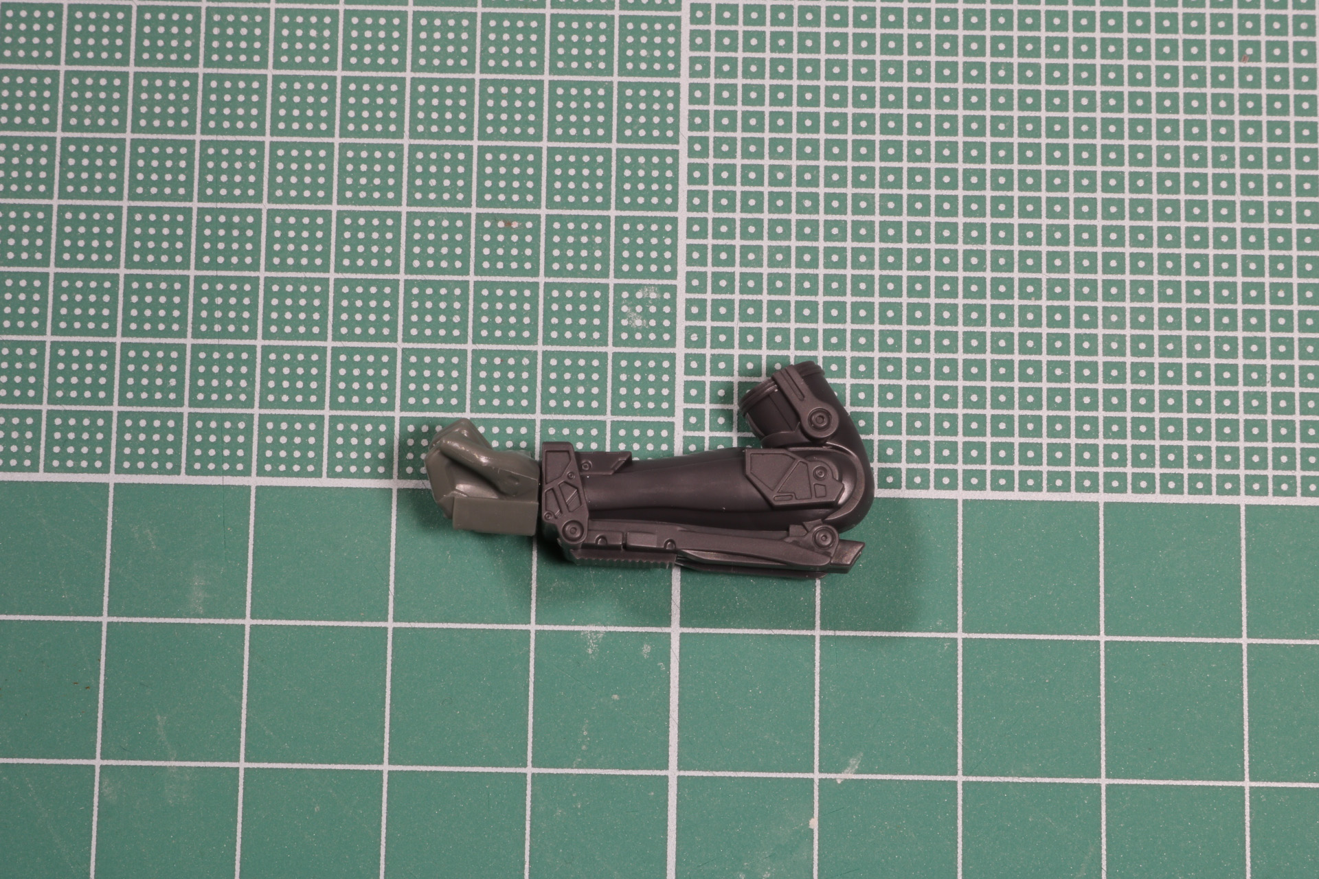 メカ腕、服腕ともに肘の動きと手首の可動が備わっている